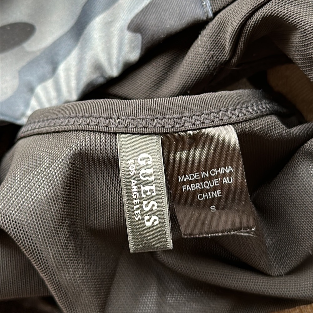 GUESS Workout Set - Picture 4 of 9